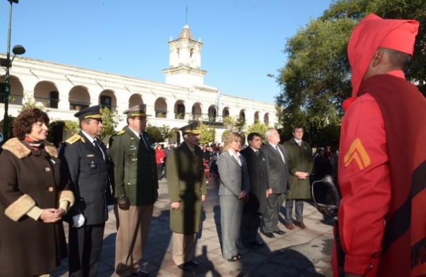 Izamiento banderas plaza 9 de julio día de la independencia salta