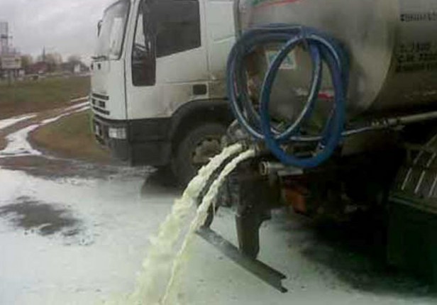 Santa Fe productores tamberos protestan arrojando la leche