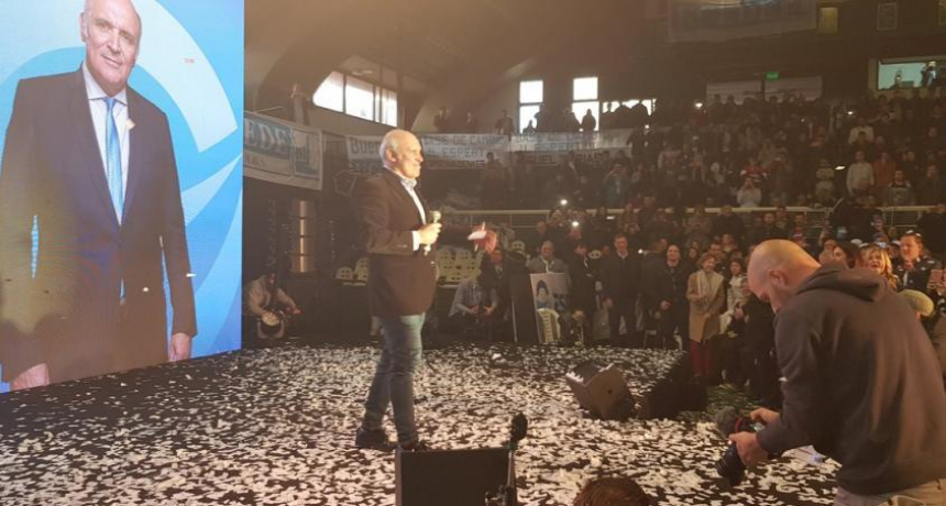 Espert lanzo su campa en un acto masivo en Ferro