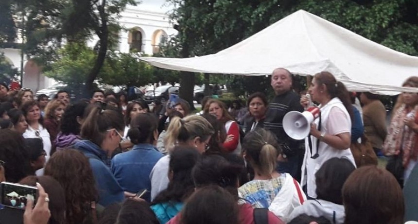 Docentes de paro acampan en la plaza 9 de Julio