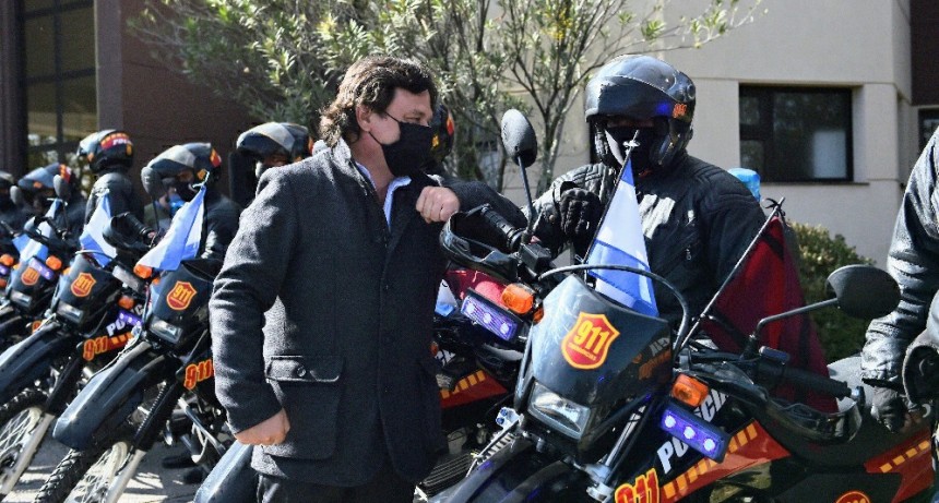 Sáenz entregó 32 móviles a la Policía