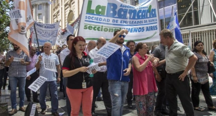 Los bancarios cerraron aumento del 26% en cuatro cuotas