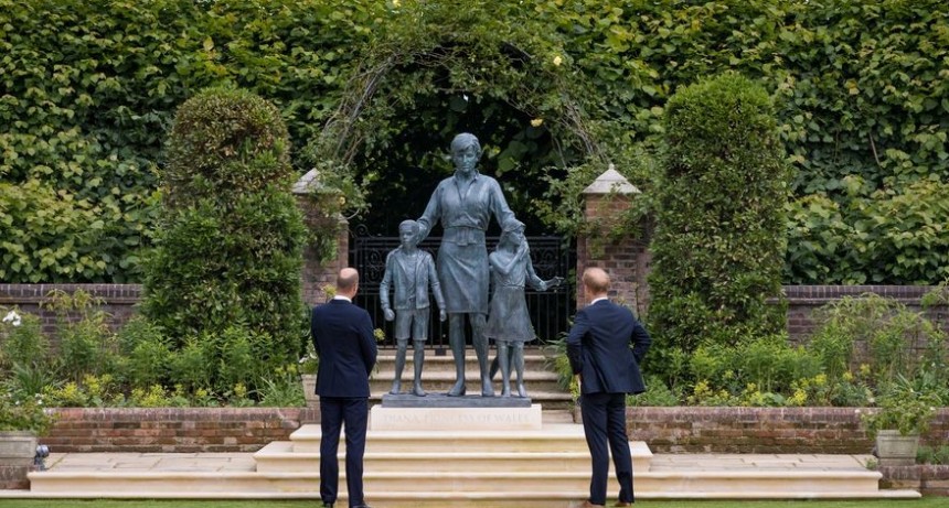 Harry y William inauguran la estatua de Lady Di