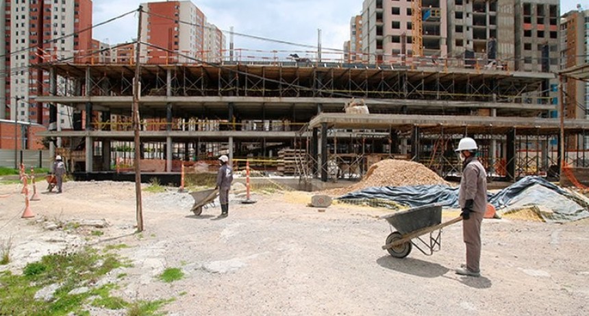 La actividad construcción y la industrial cayeron en mayo respecto a abril