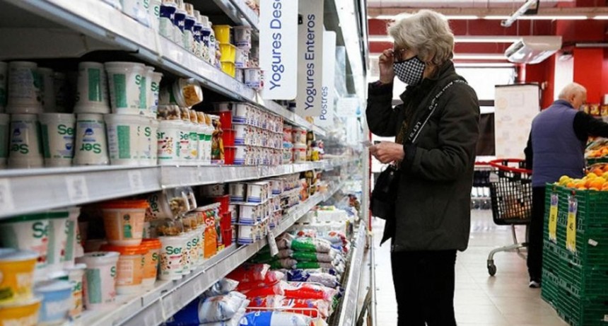 Alimentos: hay alzas de hasta 25%, menos cuotas y se suspenden envíos