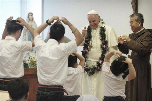 El Santo Papa lució la aguirnalda que le regaló una niña