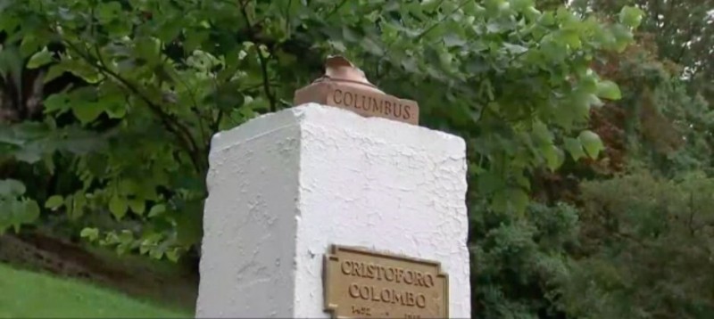 Vándalos decapitan estatua de Cristobal Colón