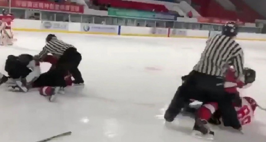 Gran pelea entre jugadores de hockey sobre hielo 