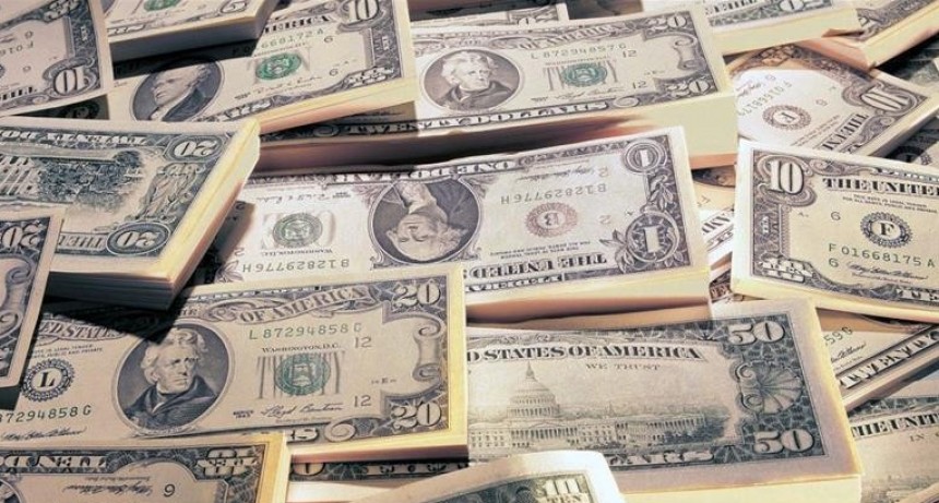 Bajan el dólar y el riesgo país