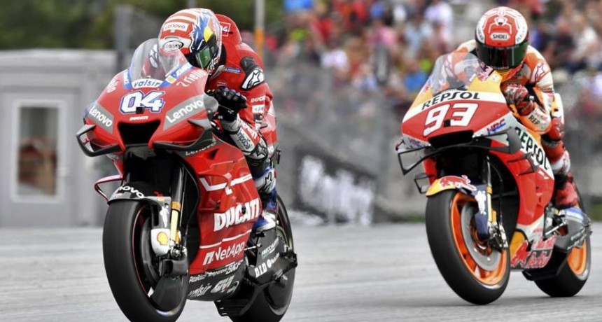 Dovizioso le ganó a Márquez en la última curva