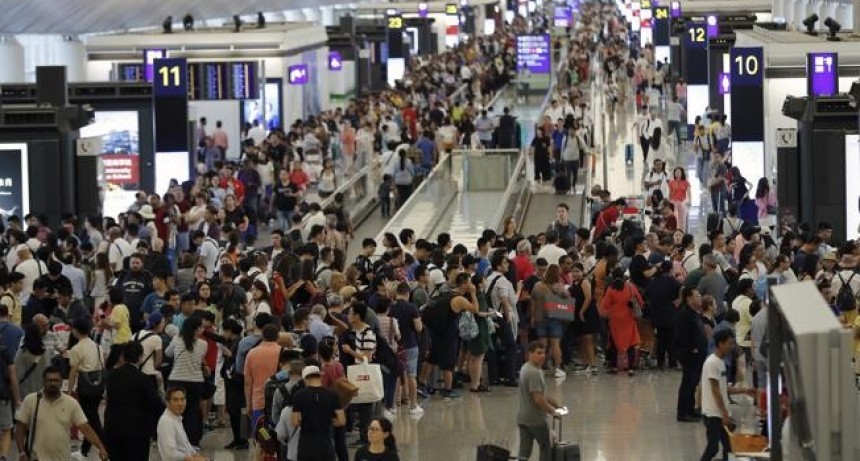 El aeropuerto de Hong Kong cancela todos los vuelos de salida por las protestas