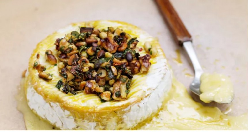 Queso brie al horno con frutos secos y verdeo