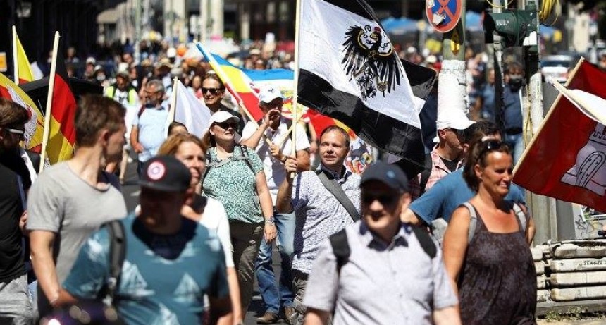 Miles de personas exigen el fin de las restricciones por la pandemia