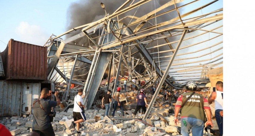 Una fuerte explosión sacude el puerto de Beirut