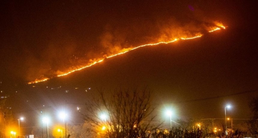 Combaten el incendio en cerro de la Caldera