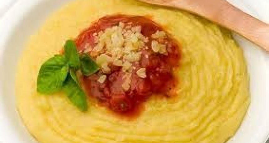 Polenta con salsa y queso