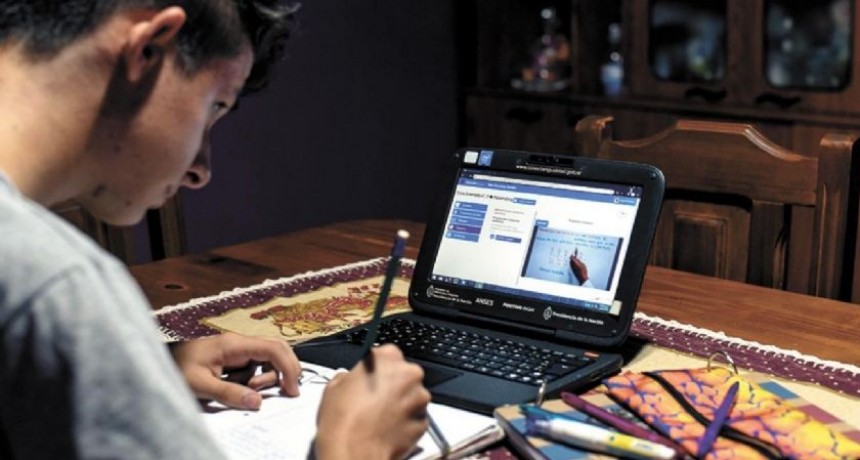 Los docentes fueron encuestados y calificados en la enseñanza virtual