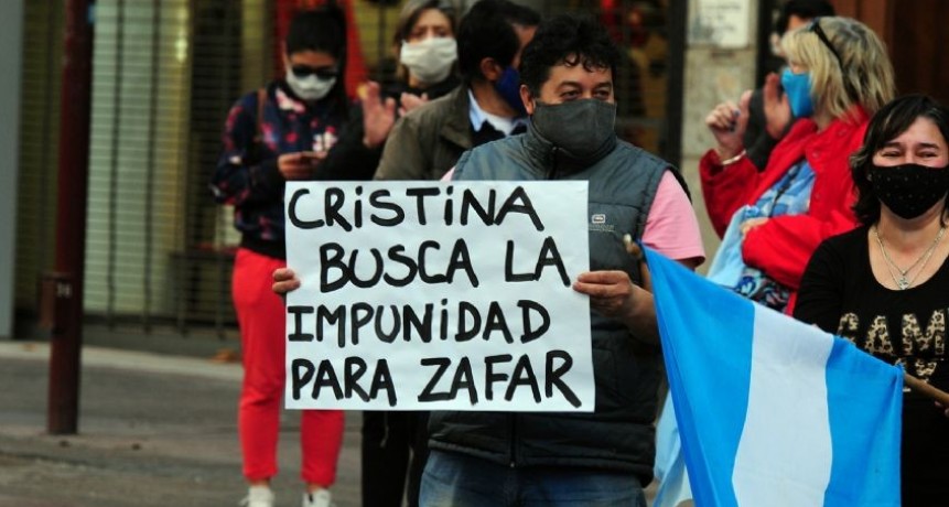 La oposición piden derogar la reforma tras la marcha #17A