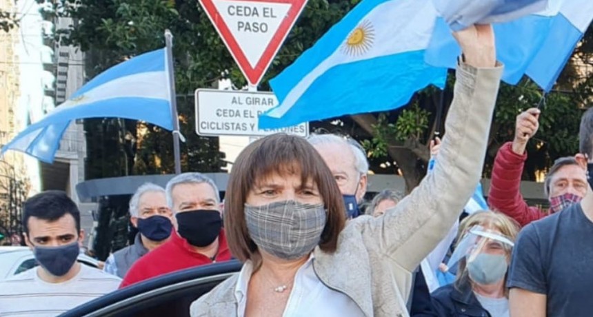 Bullrich participa del banderazo en el obelisco