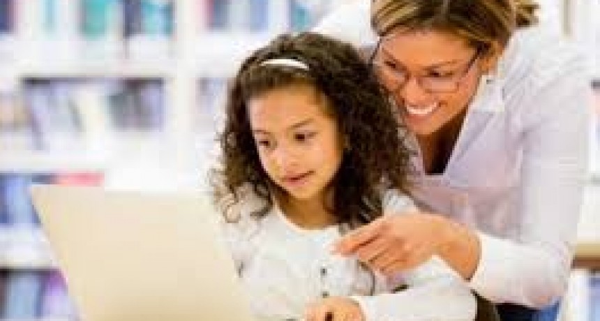 Cuatro de cada 10 niños se vale de un adulto para hacer sus tareas