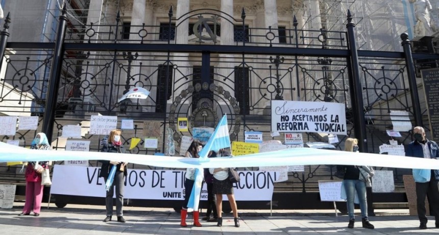 Banderazo y protesta frente al Congreso contra el proyecto