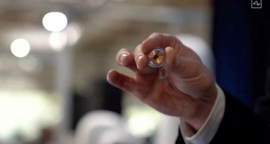 Elon Mask presentó el chip que conecta el cerebro con una computadora