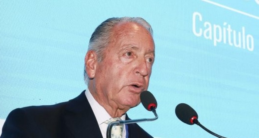 La UIA propone a las empresas no pagar sueldos a los empleados que no se vacunen