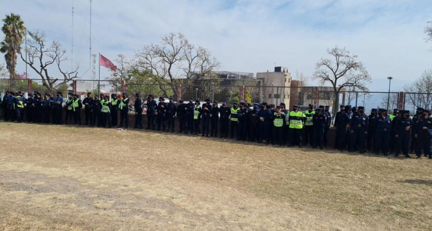 Docentes no dejaban salir a los trabajadores  de la Casa de Gobierno