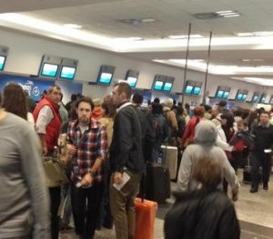 Los gremios aeronáuticos exigen reabrir paritarias y piden un aumento del 35%