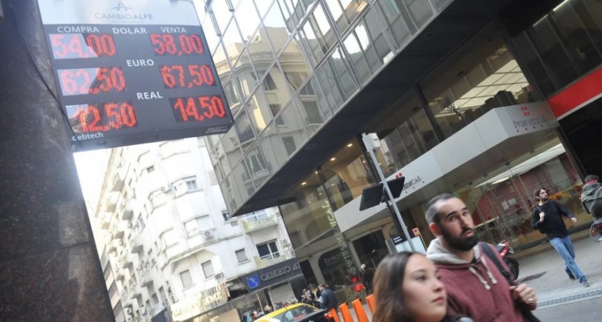 EL dólar se desplomó a $58,41