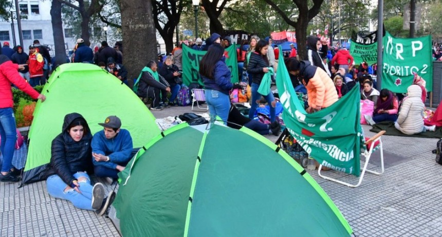 Piqueteros acampan sobre la 9 de Julio