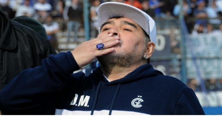 Diego Maradona pisó la cancha de Gimnasia