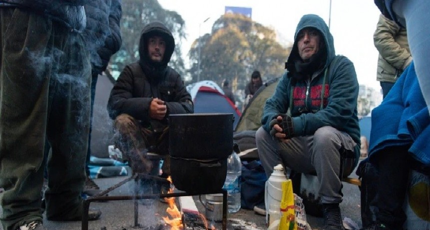 Piqueteros siguen de acampe frente al Ministerio de Desarrollo  