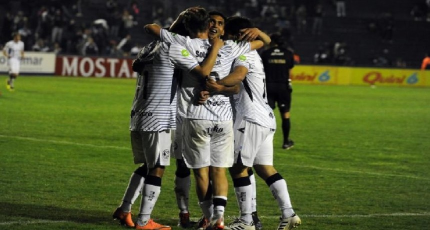 Independiente le ganó a Alvarado en el final del partido