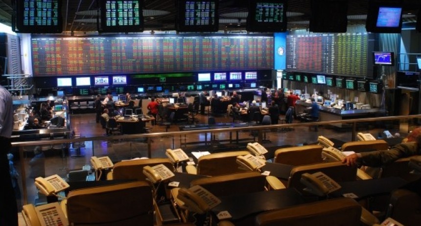 La Bolsa desciende por coberturas de fin de mes