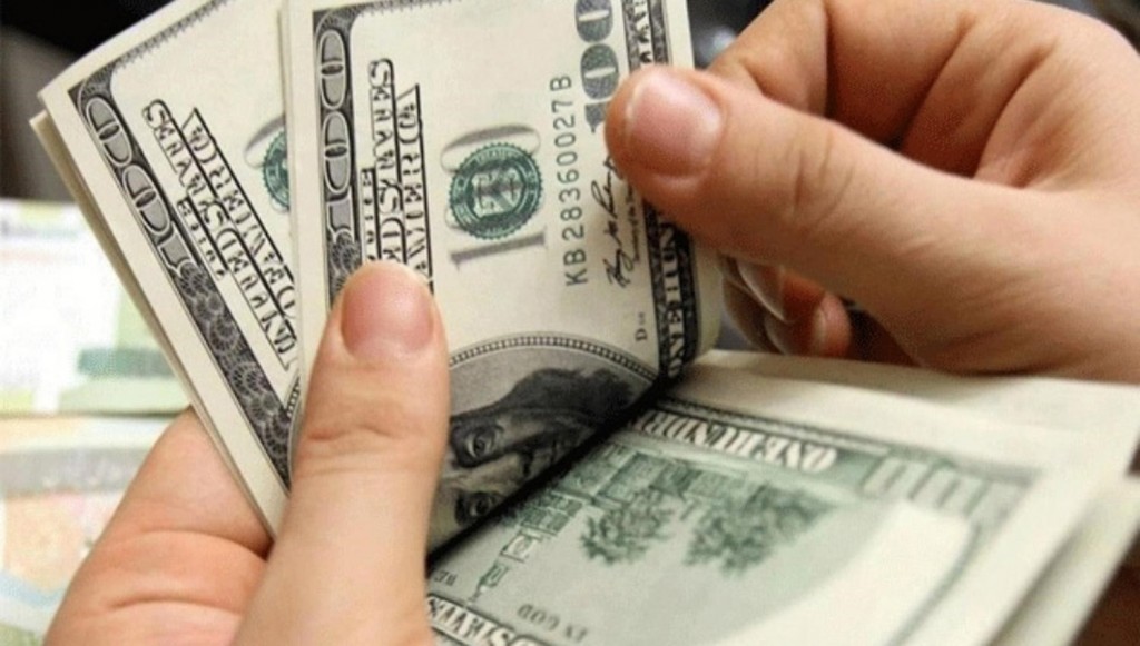 Los bancos volverán a vender dólares,el Central retocó el cepo