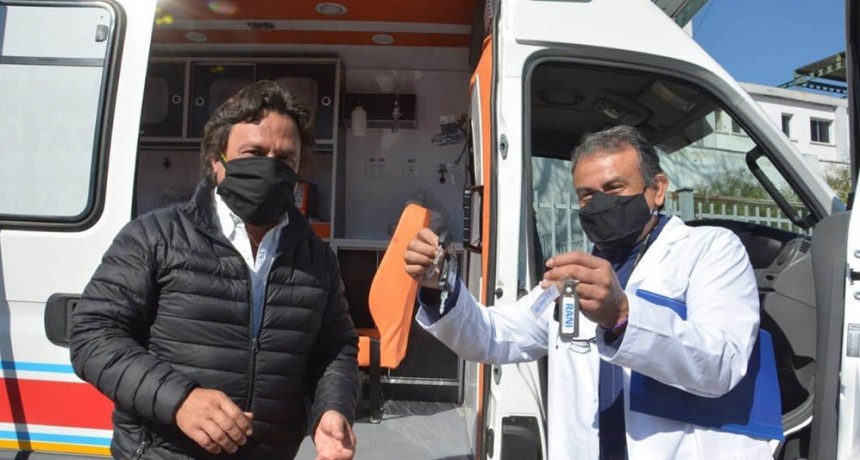 Oran recibe ambulancias y máquina generadora de oxígeno 