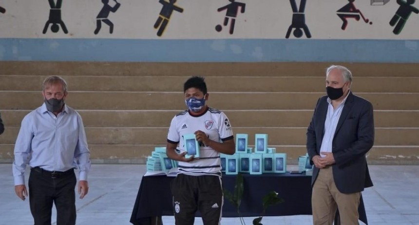 Matías Cánepa entregó computadora al secundario de Vaqueros