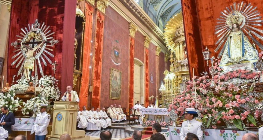 Así como siempre queremos visitarlos, hoy el Señor y la Virgen del Milago va a visitar nuestras casas 