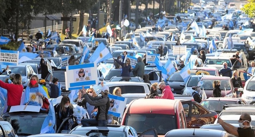 Multitudinario banderazo en contra del Gobierno en distintos puntos del país