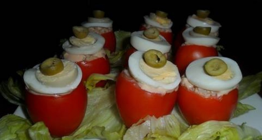 Tomates rellenos con pescado en lata