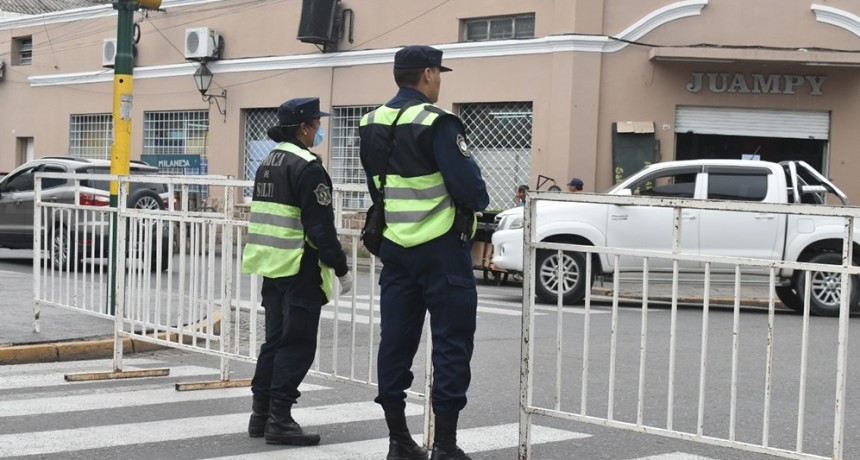 La policía custodia los ingresos en localidades con aislamiento social