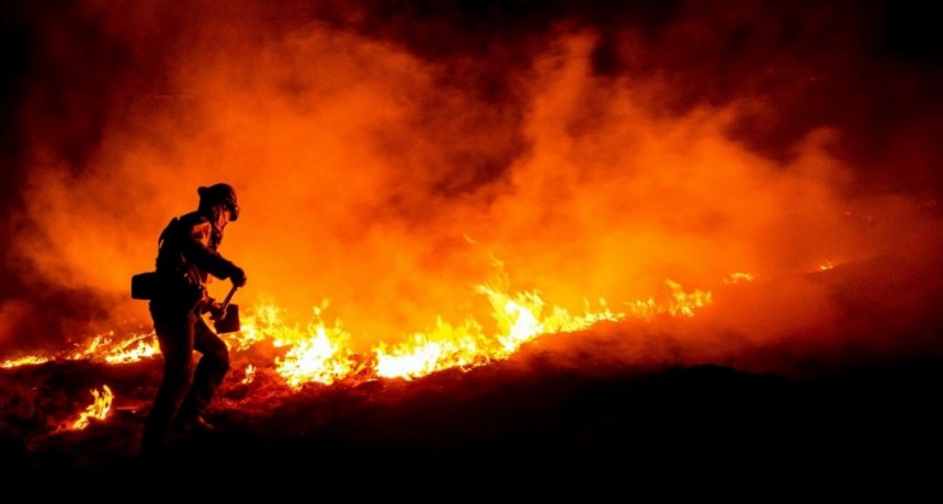 Más de 400 bomberos trabajan para extinguir los incendio forestales 