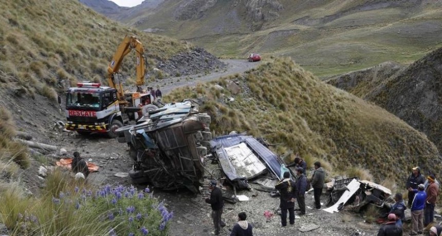 Cayo al precipicio un colectivo y dejo19 pasajeros muertos