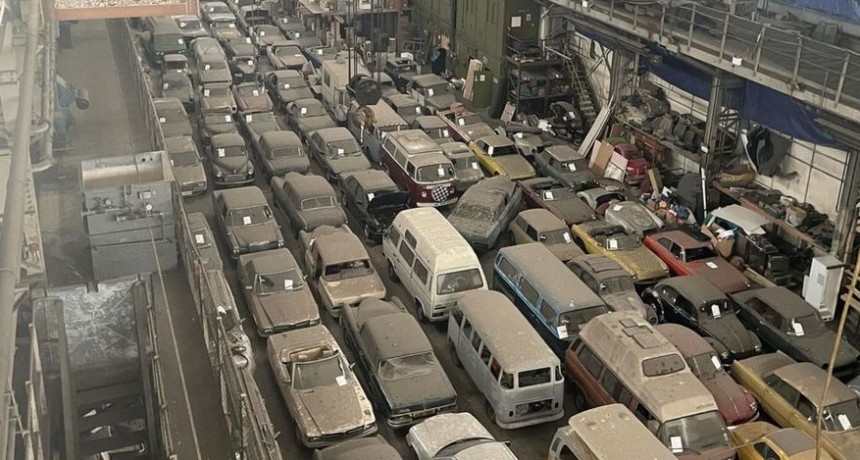 Rematan autos clásicos abandonados en un galpón 