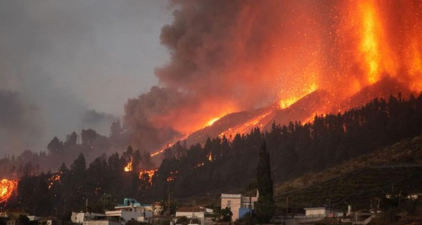 El volcán Cumbre Vieja deja miles de evacuados y un río de más de 1.000°C