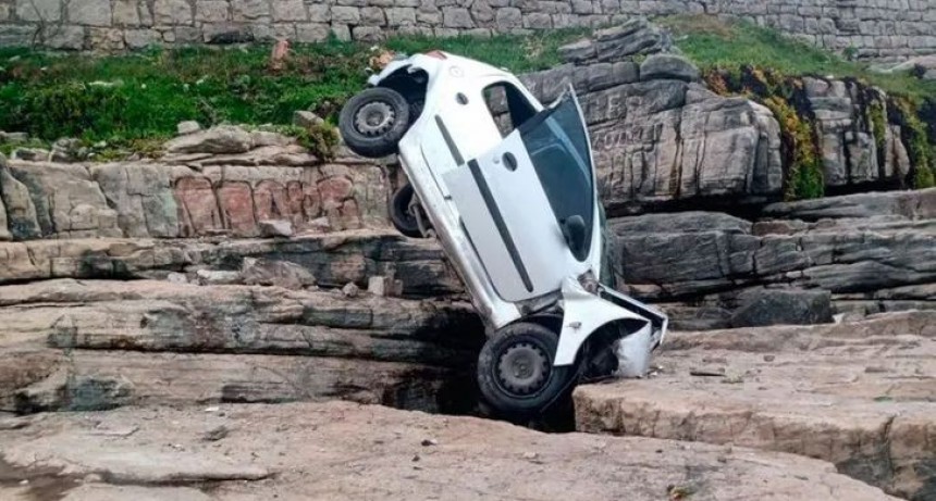 Un auto cayó y quedó incrustado entre las piedras