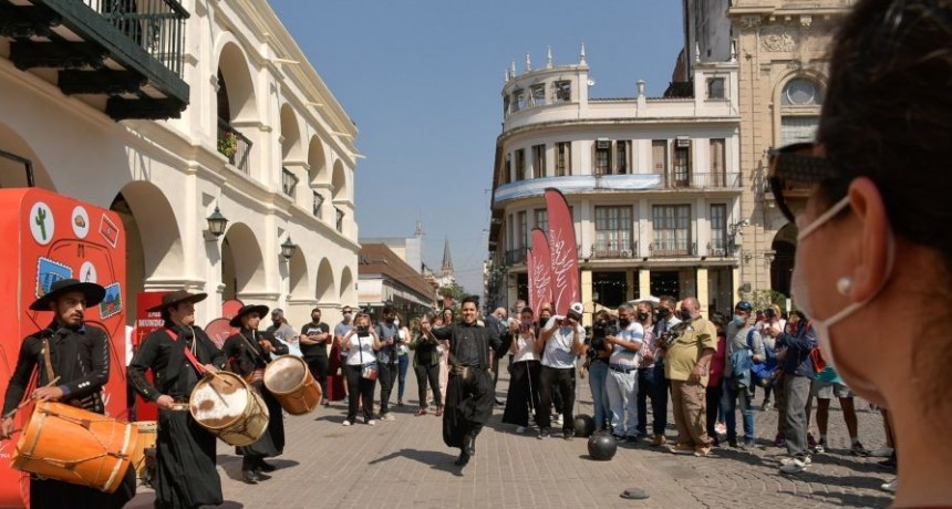 La Provincia agasajó a los turistas en su día