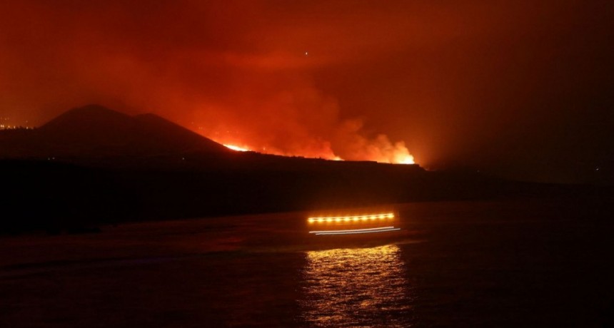 Ingreso al mar lava del Volcán de La Palma