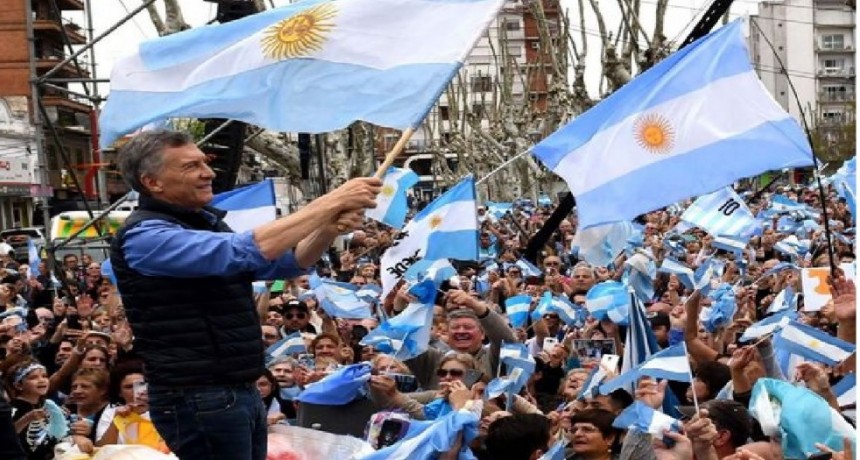Macri : ¿Nuestros abuelos tienen celulares? No los escucho...?